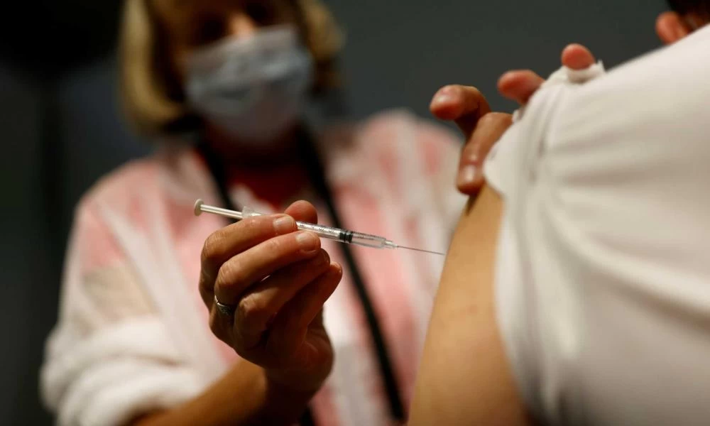 Παγώνη: Τριπλά εμβολιασμένοι που νόσησαν μπορεί να ξανακολλήσουν